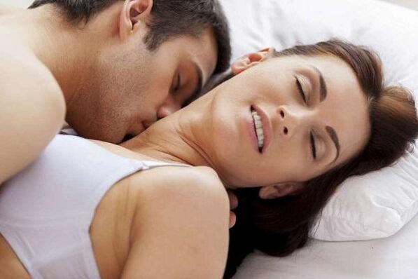 Intimidade e despedimento dun home dun home con emoción sexual